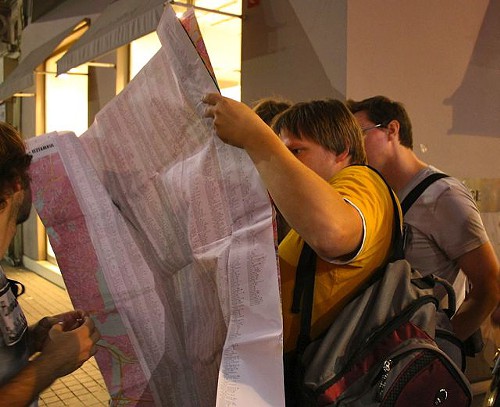 Tourists-with-giant-map.jpg