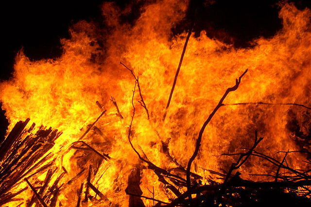 640px-Large_bonfire
