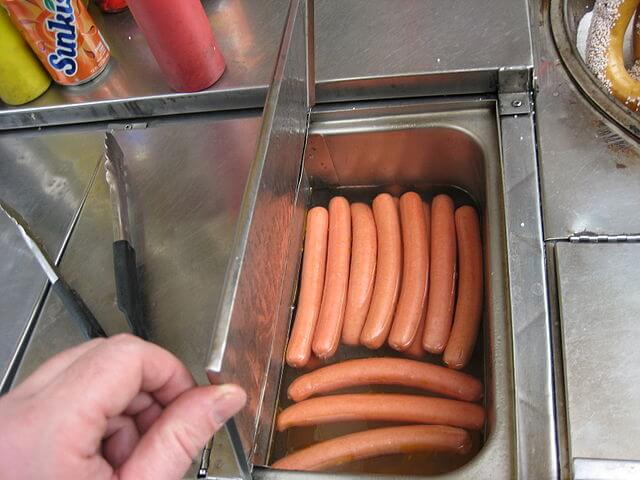 640px-NYC_Hotdog_cart_-_hot_dogs_closeup
